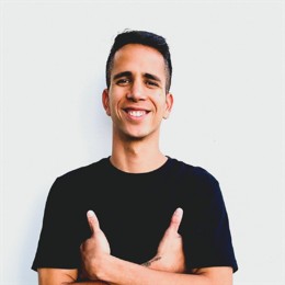 有中国游客在日本参与滑翔伞活动时坠海，中使馆提醒